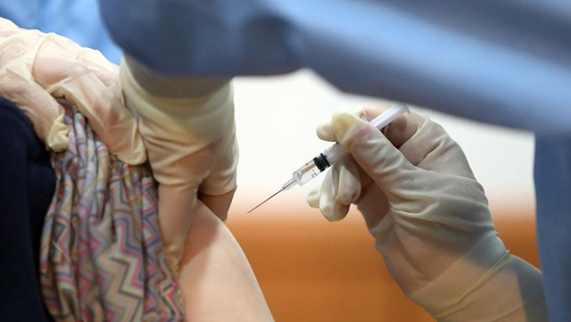 사진은 의료진이 아스트라제네카(AZ)의 코로나19 백신 주사액이 담긴 특수주사기를 손에 들고 있는 모습​.