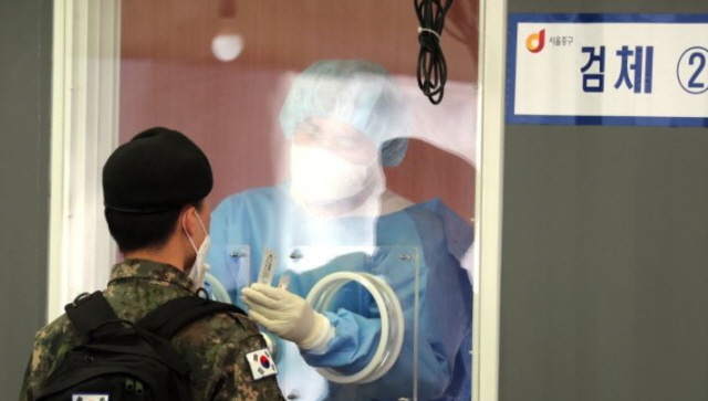 5일 오전 서울 중구 서울역 선별검사소 에서 한 장병이 귀대 전 코로나 검사하는 모습