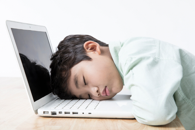노트북 앞에서 엎어져 자고 있는 아이