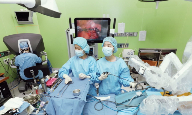 고대구로병원 흉부외과 김현구 교수가 폐암 로봇 수술을 진행하고 있는 모습