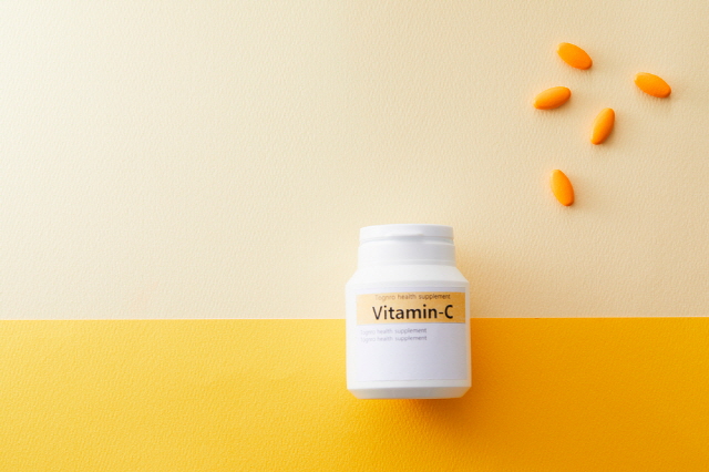 비타민C 약통과 알약들