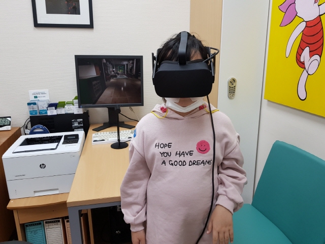 VR을 이용한 천식 교육을 듣고 있는 아이