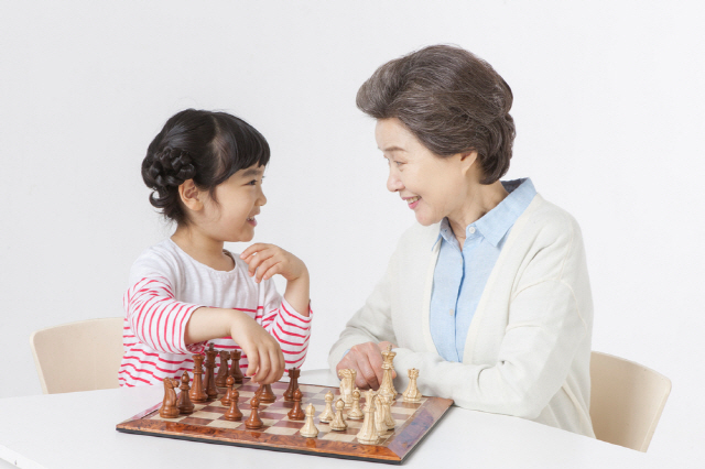 체스를 하는 노인과 아이