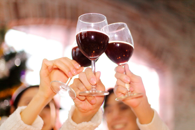 와인으로 건배하는 손들