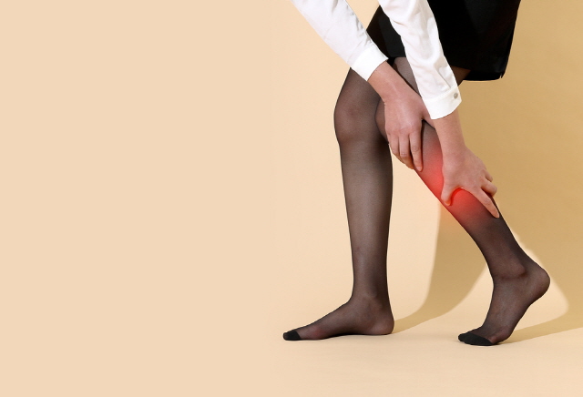 다리 통증을 앓는 여성