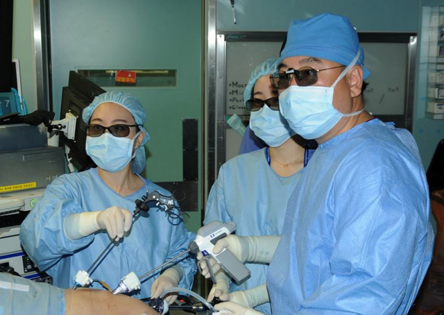 김종만 교수가 복강경으로 간암 환자의 수술을 집도하는 모습