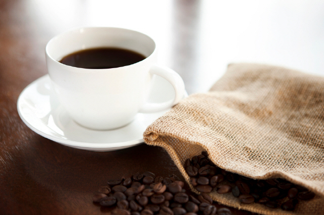 커피와 바닥의 커피 콩