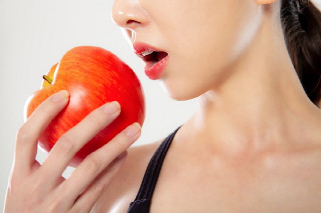 사과를 먹으려는 여성