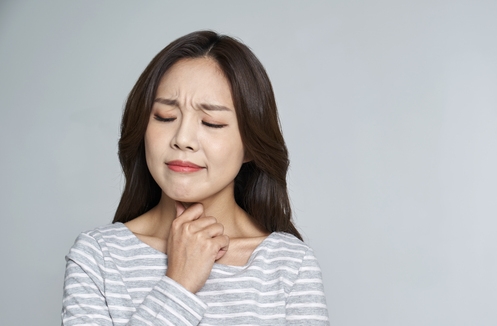 목 아파 ‘큼큼’ 거리는 습관… 오히려 성대 손상시킨다?