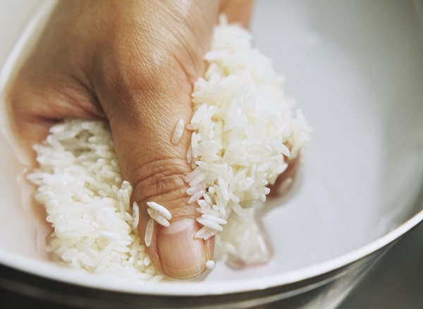 쌀 씻고 있는 손