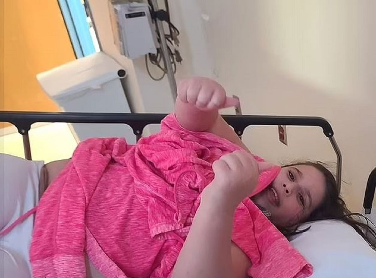 검사를 받기 위해 병원 침대에 누워 있는 애비 앨비의 모습