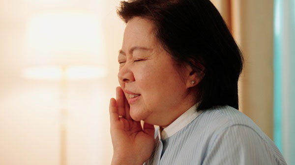 입 속이 늙고 있다… 고령자 ‘구강 노쇠’ 놔뒀다간 전신 건강 위협