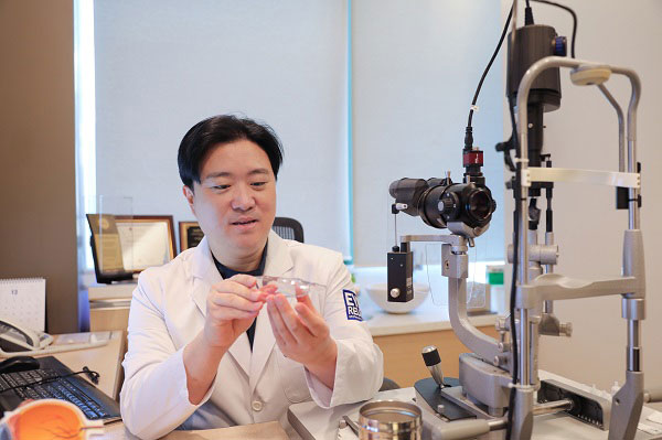 [의학칼럼] 렌즈삽입술로 근시·난시 교정, 라식·라섹 재교정까지… 성공적인 수술을 위한 조건은?