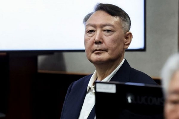 尹, 내란 재판 16회 연속 불참 ‘이 병’ 때문… “16P 글자도 못 읽어”