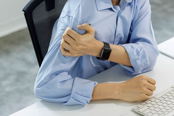 “팔이 안 올라가요” 망가져 움직이지 않는 어깨, 인공관절로 회복될까?