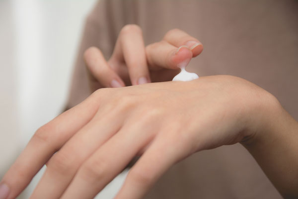 건조해진 손에 핸드크림만 바르세요? ‘이것’도 발라야 피부 제대로 복구