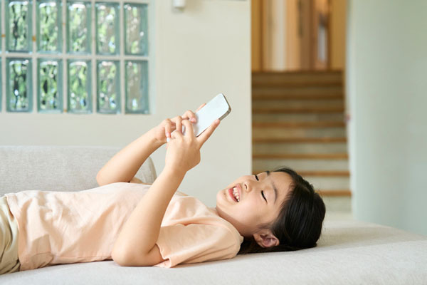 “유튜브는 딱 한 시간만 보기로 약속~” 아이 뇌 망가진다