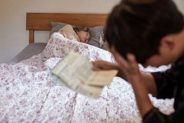 늘어나는 간병비, 허술한 간병보험… 보호받지 못하는 가족들 [간병 리포트]
