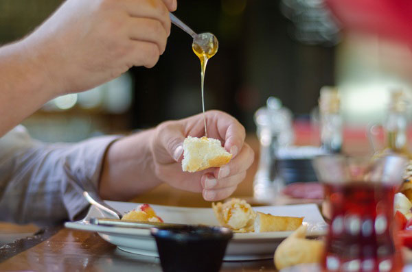 단맛 내려 넣은 꿀, 과연 설탕보다 더 좋을까?