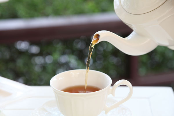 아침 잠 깨울 때는 홍차가 좋고… 저녁 과식한 후에는?