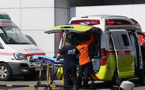 “보호자 없으면 이송 안 된다고?” 규정 없는 ‘구급차 보호자 동승’