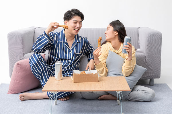 밤 10시 넘어서 밥 먹으면 몸에 ‘이런 변화’ 생겨