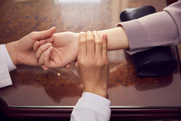 갱년기 증상 괴로워 한의원 찾으면, 어떤 치료해줄까?