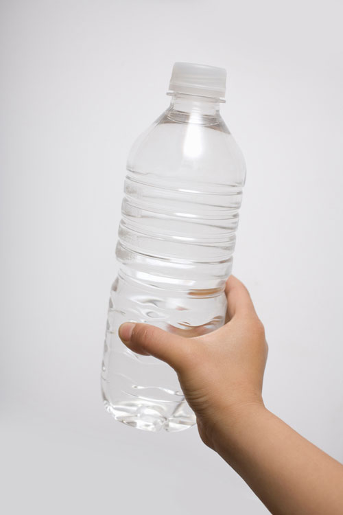 “뚜껑 안 땄는데?” 소비기한 지난 생수, 마셔도 될까