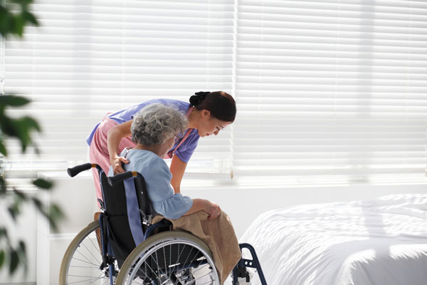 정부가 꺼내 든 ‘간병비 급여화 정책’… 업계에선 ‘갸우뚱’ [간병 리포트]