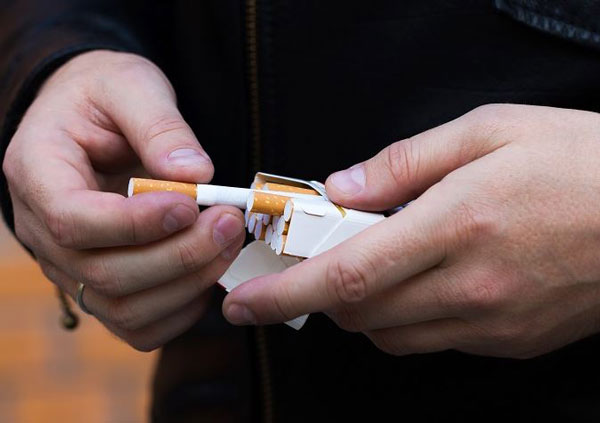 ‘이런 사람’이 담배 피우면 치매 위험 커진다