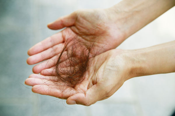 요즘 인기인 ‘이 음료’ 마시고 “머리카락 빠진다”는 이들 속출… 뭐길래?