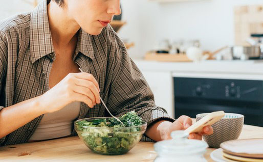 SNS에서 ‘다이어트 식단’ 계속 보는 나… 어쩌면 ‘이 문제’ 겪고 있을지도