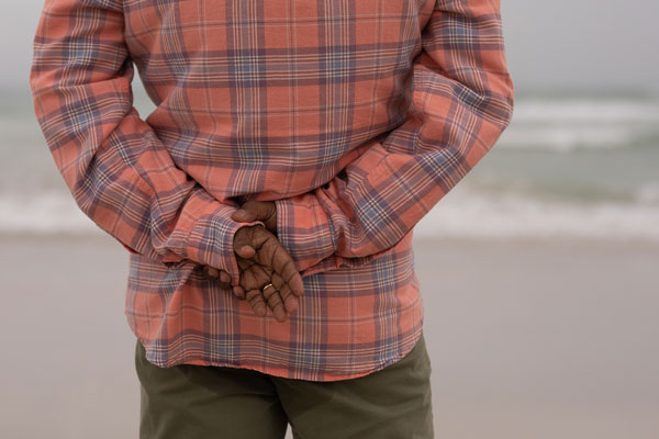 뒷짐 자주 지는 사람 주목! ‘이 운동’ 시급하다는 신호