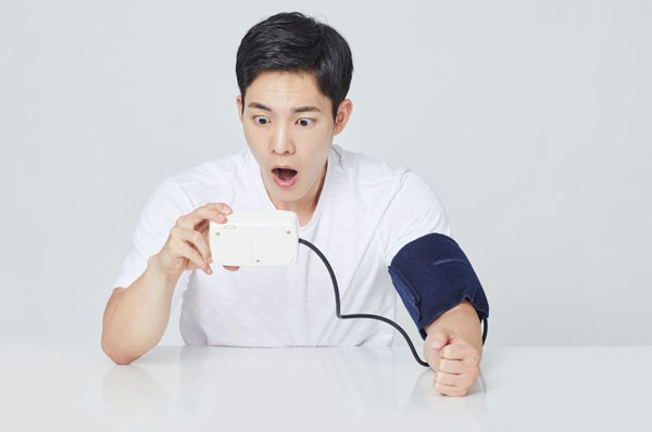 ‘고혈압 약’과 함께 먹으면 안 되는 음식 5가지… “의외의 식품도”