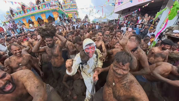 “소똥이 병 치유해줘” 인도서 ‘이것’ 참여한 美 유튜버… 모습 봤더니?