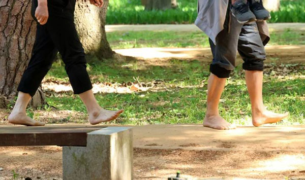 지자체서 띄우는 ‘맨발 걷기’, 의사들은 말리는 이유