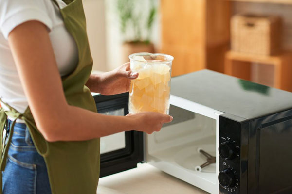 매일 쓰는 전자레인지, ‘이렇게’ 안 닦으면 세균 범벅