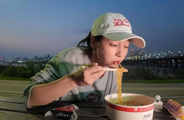 이민정, 라면 먹을 때 ‘이것’ 꼭 넣는다… “나트륨 배출 효과”