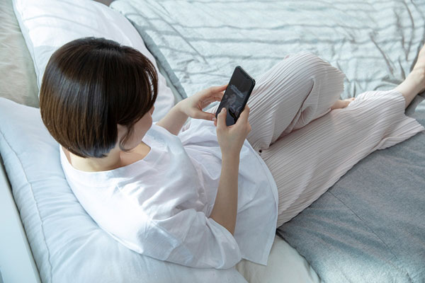 “스마트폰만 있다면 ‘집콕’이 좋아”… 이런 사람, 목 건강 조심하라