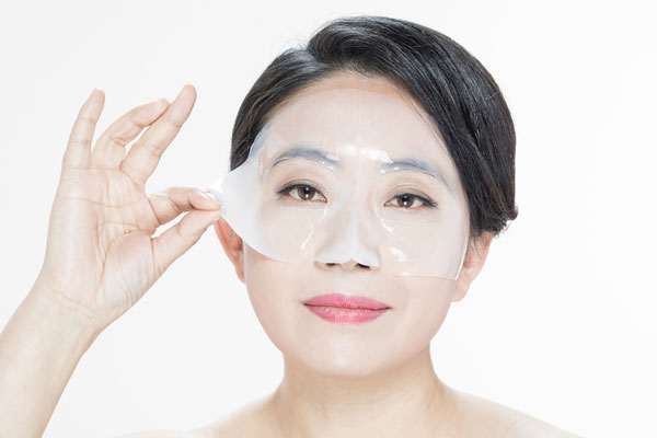 “피부 촉촉해지게 마스크팩 써야지”… ‘이렇게’ 붙여두면 더 건조해진다