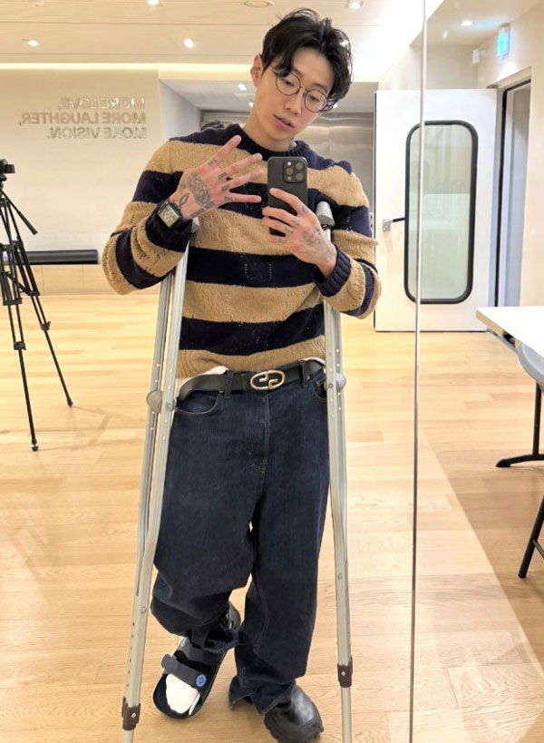 박재범 목발 이유 밝혀졌다… “‘이것’하다가 골절”, 뭐였을까?