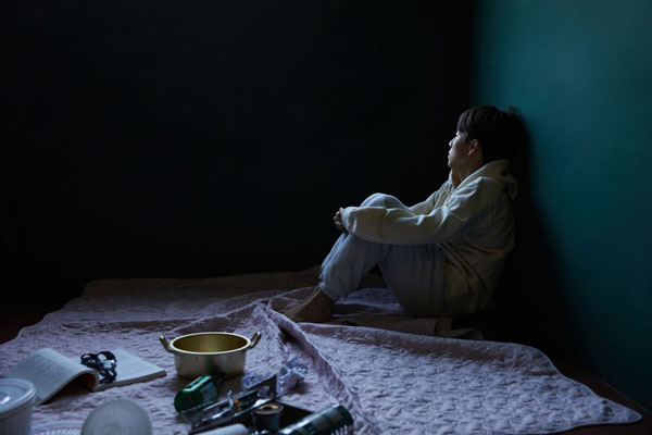 ‘쓰레기 집’에 고립된 청년들, 이유는 바로…