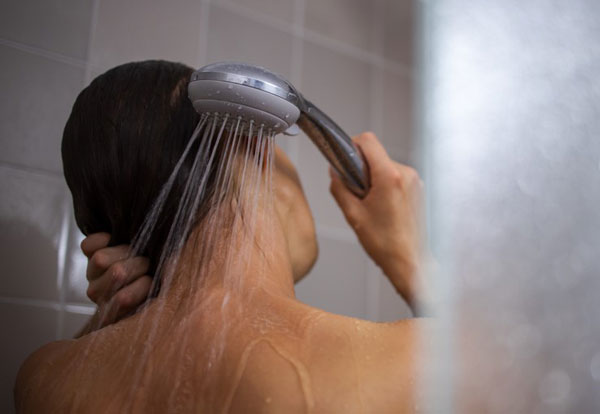 “뜨끈한 물에 샤워해야 피로 풀려” 자칫하다간 쓰러진다… ‘이런 사람’ 특히 주의