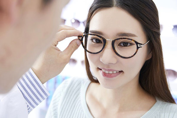 ‘K-화장품’ 다음은 ‘안경’… 외국인들 왜 반했나 보니