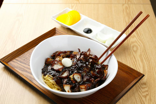 짜장면 먹을 땐 ‘이 채소’ 꼭 곁들여야… 뭘까?