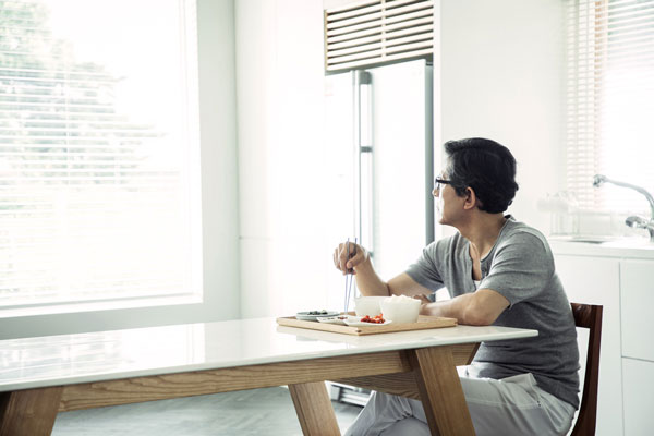 나이 든 부모님, 혼자 식사하시게 두면 안 되는 이유