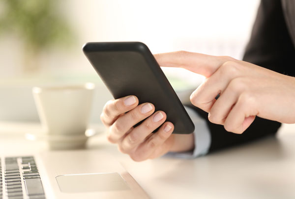 “인간관계 망치는 방법” 휴대폰 ‘이렇게’ 쓰지 말라던데… 뭘까?