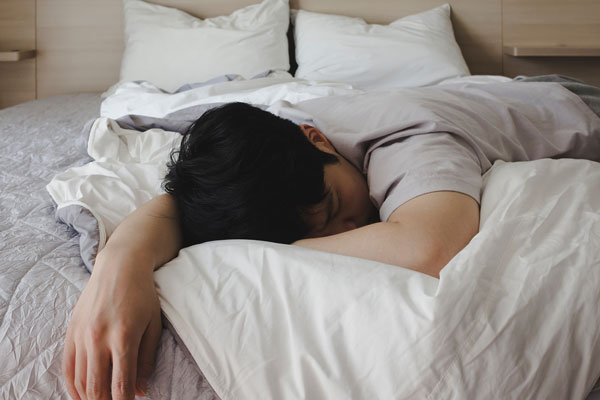 눕자마자 잠드는 사람, '건강 이상' 상태일 수도… 의심할 수 있는 것은?