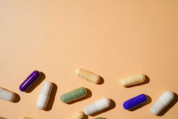 비타민D 보충 중인 사람, '이 영양소' 과다 섭취 말아야 [藥食궁합]