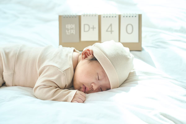 “아기가 숨을 안 쉬어” 엎드려 재운 부부, 과거 ‘아동학대’ 혐의까지… 무슨 일?